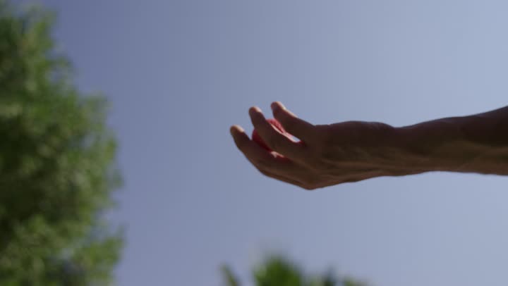 التسلية بالأنشطة الحركية في الخارج، الاستعداد للعب والتنافس، تصوير مقرب ليد رجل عربي سعودي خليجي يضرب بكفه عصا الجولف عدة مرات