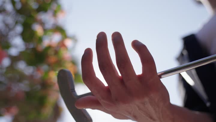 نشاط رياضي وحركة بدنية، الاستعداد لممارسة رياضة التنس، تحكم اليد بمضرب التنس، تصوير مقرب ليد رجل عربي خليجي سعودي يمسك مضرب التنس، التدريب والجاهزية للعب، مفهوم اللياقة البدنية والرياضة الفردية