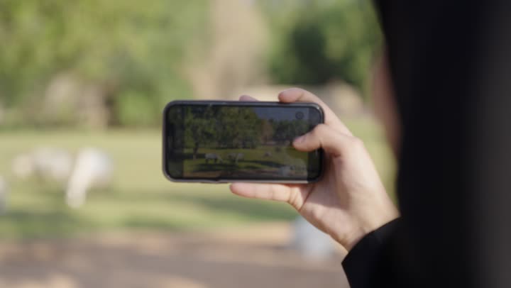 استخدام جهاز تقني حديث ، تصوير مقرب ليد امراه عربيه خليجيه سعودية ترتدي العباءة تقوم بتصوير الطبيعة عبر الهاتف المحمول ، قضاء وقت ممتع فى الخارج، توثيق اللحظات السعيدة