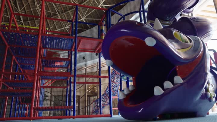 الجري سريعاً لاستكمال اكتشاف باقي الالعاب الموجودة في مدينة الملاهي ,ولد عربي سعودي خليجي صغير يرتدي الزي الكاجوال يدفع نفسه خارجاً من زحلوقة بشكل التنين ,لحظة مليئة بالفرحة و البهجة , الاستمتاع باللعب في مدينة الملاهي