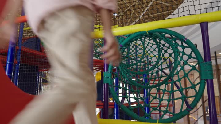 بداية رحلة الوصول للجانب الاخر في لعبة النفق ,طفل عربي سعودي خليجي يرتدي الزي الكاجوال يبدأ رحلته داخل لعبة الانفاق و محاولة الوصول للاعلى ,تعلم الاصرار و التحدي مع قضاء الاوقات المسلية, الاستمتاع باللعب في مدينة الملاهي