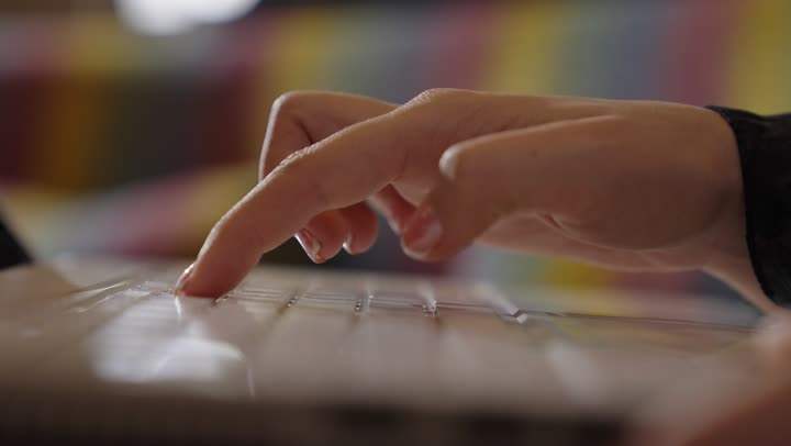 التطور المتواصل في الاجهزة الالكترونية الحديثة ,فتاة تنقر على لوحة مفاتيح الحاسب المحمول ,سهولة الحمل و الاستخدام في اي مكان من المنزل