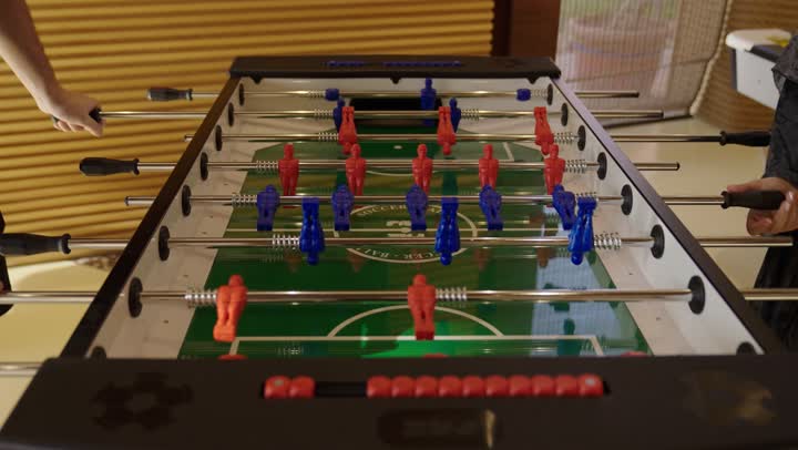 لعبة كرة قدم الطاولة من الالعاب الترفيهية الجماعية ,تبادل الادوار في اللعب و اختيار الفريق الخاص بالاعبين ,تحريك مقابض التحكم بسرعة لتسجيل الاهداف بالكرة الصغيرة او منع  استقبال الاهداف بالتحكم في حركة التماثيل الصغيرة