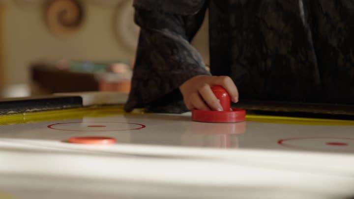 لعبة الهوكي الهوائي مميزة و ترفيهية بامتياز ,الامساك بالمضرب الخاص باللعب ,تحريك القرص المتحرك في حركات متبادلة بين اللاعبين لتحقيق الفوز