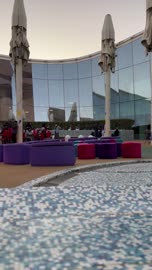 شاشات وكراسي ملونة في يوم التطوع، مناسبة لشكر المتطوعين على جهودهم والتوعية بمساهماتهم في المجتمع، المملكة العربية السعودية، يوم التطوع العالمي 2025 في مركز الملك عبد العزيز الثقافي العالمي (إثراء)، زيادة الوعي العام حول أهمية العمل التطوعي في التنمية الاجتماعية