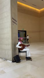 رجل يعزف على العود في يوم التطوع، مناسبة لشكر المتطوعين على جهودهم والتوعية بمساهماتهم في المجتمع، المملكة العربية السعودية، يوم التطوع العالمي 2025 في مركز الملك عبد العزيز الثقافي العالمي (إثراء)، زيادة الوعي العام حول أهمية العمل التطوعي في التنمية الاجتماعية