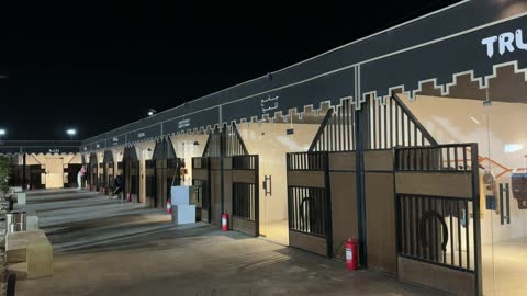 أماكن مخصصة لعرض الملابس، مناسبة لشكر المتطوعين على جهودهم والتوعية بمساهماتهم في المجتمع، المملكة العربية السعودية، يوم التطوع العالمي 2025 في مركز الملك عبد العزيز الثقافي العالمي (إثراء)، زيادة الوعي العام حول أهمية العمل التطوعي في التنمية الاجتماعية