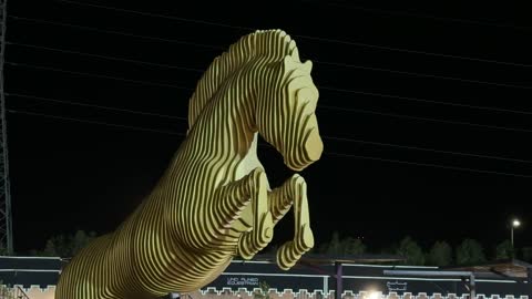 تمثال حصان باللون الذهبي في يوم التطوع، مناسبة لشكر المتطوعين على جهودهم والتوعية بمساهماتهم في المجتمع، المملكة العربية السعودية، يوم التطوع العالمي 2025 في مركز الملك عبد العزيز الثقافي العالمي (إثراء)، زيادة الوعي العام حول أهمية العمل التطوعي في التنمية الاجتماعية