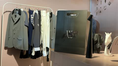 مكان عرض الملابس في يوم التطوع، مناسبة لشكر المتطوعين على جهودهم والتوعية بمساهماتهم في المجتمع، المملكة العربية السعودية، يوم التطوع العالمي 2025 في مركز الملك عبد العزيز الثقافي العالمي (إثراء)، زيادة الوعي العام حول أهمية العمل التطوعي في التنمية الاجتماعية