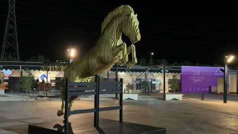 تمثال حصان باللون الذهبي في يوم التطوع، مناسبة لشكر المتطوعين على جهودهم والتوعية بمساهماتهم في المجتمع، المملكة العربية السعودية، يوم التطوع العالمي 2025 في مركز الملك عبد العزيز الثقافي العالمي (إثراء)، زيادة الوعي العام حول أهمية العمل التطوعي في التنمية الاجتماعية