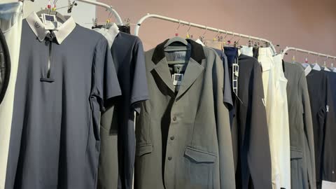 عرض الملابس في يوم التطوع، مناسبة لشكر المتطوعين على جهودهم والتوعية بمساهماتهم في المجتمع، المملكة العربية السعودية، يوم التطوع العالمي 2025 في مركز الملك عبد العزيز الثقافي العالمي (إثراء)، زيادة الوعي العام حول أهمية العمل التطوعي في التنمية الاجتماعية