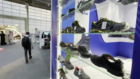 احذية معروضة "صُنع في السعودية 2025"، حدث صناعي بارز يهدف إلى تعزيز المنتجات والخدمات الوطنية السعودية، إبراز جودة وتنوع الصناعات الوطنية وابتكاراتها، يحمل المعرض شعار "نصنع التمكين"، هيئة تنمية الصادرات السعودية، 2025 في مركز الرياض للمعارض والمؤتمرات