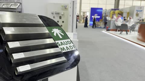 عبارة "صُنع في السعودية 2025"، حدث صناعي بارز يهدف إلى تعزيز المنتجات والخدمات الوطنية السعودية، إبراز جودة وتنوع الصناعات الوطنية وابتكاراتها، يحمل المعرض شعار "نصنع التمكين"، هيئة تنمية الصادرات السعودية، 2025 في مركز الرياض للمعارض والمؤتمرات