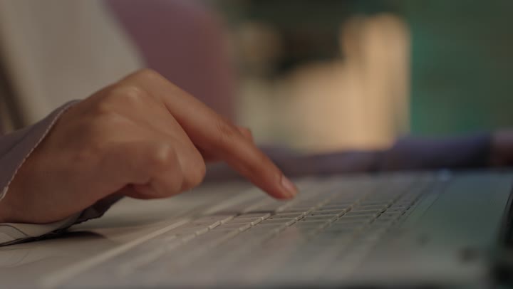 النقر على لوحة المفاتيح، صناعة المحتويات النصية، مفهوم ادخال البيانات،تصوير مقرب من الجانب لايدي امرأة عربية خليجية سعودية تستخدم الحاسوب المحمول، الكتابة على جهازاللابتوب، دمج التكنولوجيا الحديثة بالحياة العملية