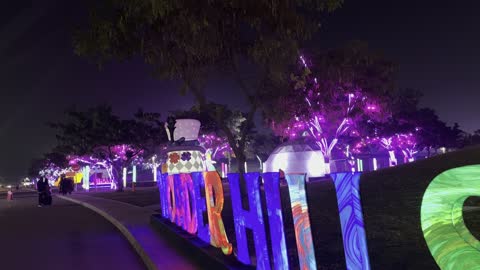 الواجهة السياحية التفاعلية للعائلات والزوار، المجسمات المضيئة فى مهرجان تلال العجائب 2025 بمدينة الجبيل الصناعية بالمنطقة الشرقية، فعاليات ترفيهية وتعليمية متنوعة ، عروض ضوئية مبتكرة للعائلات والزوار