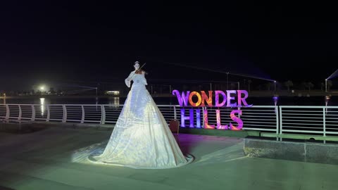 عازفة كمان بإطلالة فنية متحركة ، عروض تفاعلية ضوئية مبتكرة للعائلات والزوار، أنشطة ترفيهية وتعليمية متنوعة ، فعاليات مهرجان تلال العجائب 2025 بمدينة الجبيل الصناعية بالمنطقة الشرقية ، وجهة سياحية للعائلات والزوار