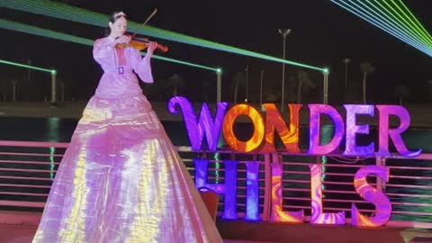 A violinist with a dynamic artistic appearance, innovative interactive light shows for families and visitors, various recreational and educational activities, events of the 2025 Festival of Wonder Hills in Jubail Industrial City in the Eastern Province, a tourist destination for families and visitors.
