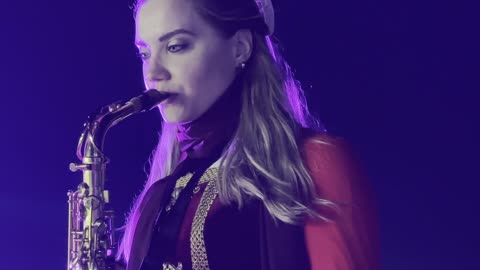 An artist performing a musical show on the saxophone, the tourist waterfront during the events of the Wonders Hills Festival 2025 in the city of Jubail Industrial in the Eastern Province, Jubail Corniche, innovative interactive light shows, various recreational activities, famous tourist attractions.