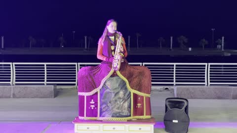 فنانة تقوم بعرض موسيقي على الساكسفون ، الواجهة البحرية السياحية فى فعاليات مهرجان تلال العجائب 2025 بمدينة الجبيل الصناعية بالمنطقة الشرقية ، كورنيش الجبيل،  عروض تفاعلية ضوئية مبتكرة ، أنشطة ترفيهية متنوعة ،معالم سياحية مشهورة