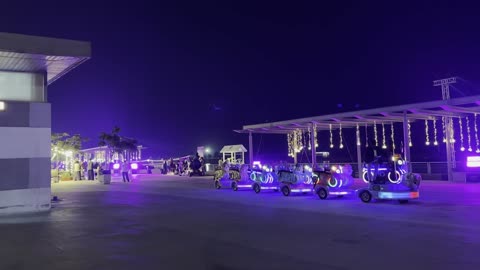 عربات التنقل فى فعاليات مهرجان تلال العجائب 2025 بمدينة الجبيل الصناعية بالمنطقة الشرقية ، عروض تفاعلية مبتكرة للعائلات والزوار، أنشطة ترفيهية وتعليمية متنوعة ، وجهة سياحية للعائلات والزوار