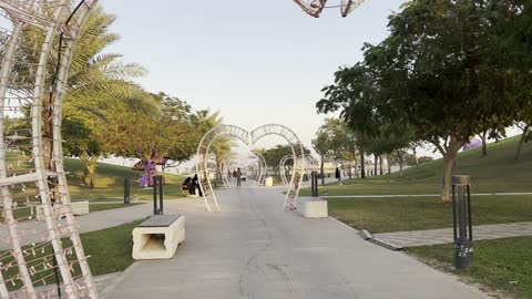 ممشى الحديقة المضاء بأقواس القلوب فى فعاليات مهرجان تلال العجائب 2025 بمدينة الجبيل الصناعية بالمنطقة الشرقية ، عروض تفاعلية مبتكرة للعائلات والزوار، أنشطة ترفيهية وتعليمية متنوعة ، وجهة سياحية للعائلات والزوار