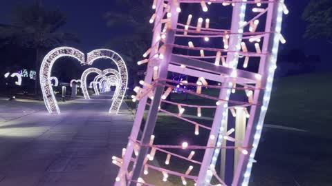 ممشى الحديقة المضاء بأقواس القلوب فى فعاليات مهرجان تلال العجائب 2025 بمدينة الجبيل الصناعية بالمنطقة الشرقية ، عروض تفاعلية مبتكرة للعائلات والزوار، أنشطة ترفيهية وتعليمية متنوعة ، وجهة سياحية للعائلات والزوار