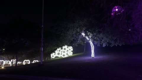 ممشى الحديقة المضاء بأقواس القلوب فى فعاليات مهرجان تلال العجائب 2025 بمدينة الجبيل الصناعية بالمنطقة الشرقية ، عروض تفاعلية مبتكرة للعائلات والزوار، أنشطة ترفيهية وتعليمية متنوعة ، وجهة سياحية للعائلات والزوار