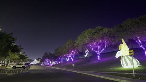 ممشي الحديقة المضاء فى فعاليات مهرجان تلال العجائب 2025 بمدينة الجبيل الصناعية بالمنطقة الشرقية ، عروض تفاعلية مبتكرة للعائلات والزوار، أنشطة ترفيهية وتعليمية متنوعة ، وجهة سياحية للعائلات والزوار