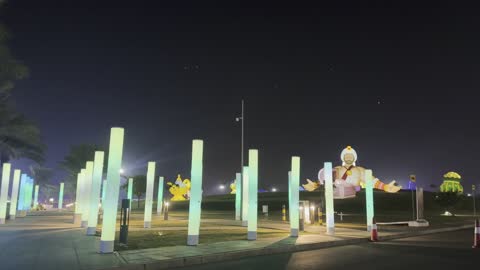 ممشي الحديقة المضاء فى فعاليات مهرجان تلال العجائب 2025 بمدينة الجبيل الصناعية بالمنطقة الشرقية ، عروض تفاعلية مبتكرة للعائلات والزوار، أنشطة ترفيهية وتعليمية متنوعة ، وجهة سياحية للعائلات والزوار