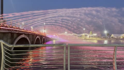 نافورة مائية راقصة بإضاءات وردية امام الواجهة البحرية السياحية فى فعاليات مهرجان تلال العجائب 2025 بمدينة الجبيل الصناعية بالمنطقة الشرقية ، كورنيش الجبيل، أنشطة ترفيهية متنوعة ،معالم سياحية مشهورة