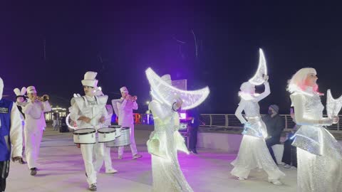 عروض ضوئية راقصة بألوان النيون امام الواجهة البحرية السياحية فى فعاليات مهرجان تلال العجائب 2025 بمدينة الجبيل الصناعية بالمنطقة الشرقية ، كورنيش الجبيل، أنشطة ترفيهية متنوعة ،معالم سياحية مشهورة