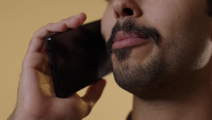 البقاء على تواصل مع العائلة و الاصدقاء باستخدام الاجهزة التقنية الحديثة , رجل عربي خليجي سعودي يرتدي الزي الكاجوال يجري اتصال هاتفي , تعابير السعادة و الفرحة