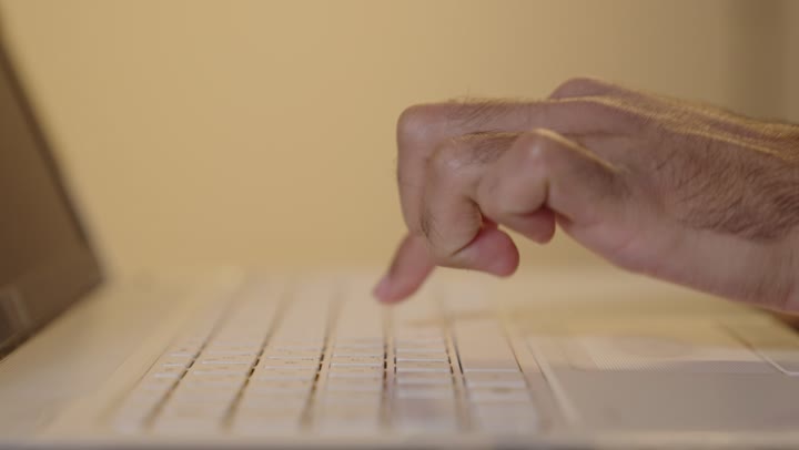 رجل عربي خليجي سعودي يكتب الرسائل النصية باتقان و سرعة ,استخدام الحاسب المتنقل في كتابة التقارير و ارسال البريد الالكتروني , جهاز تقني واحد يوفر الوقت و الجهد