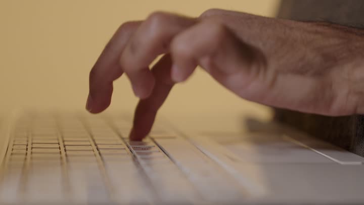 استخدام الحاسب المتنقل في كتابة التقارير و ارسال البريد الالكتروني , رجل عربي خليجي سعودي يستخدم الحاسوب باحترافية و اتقان