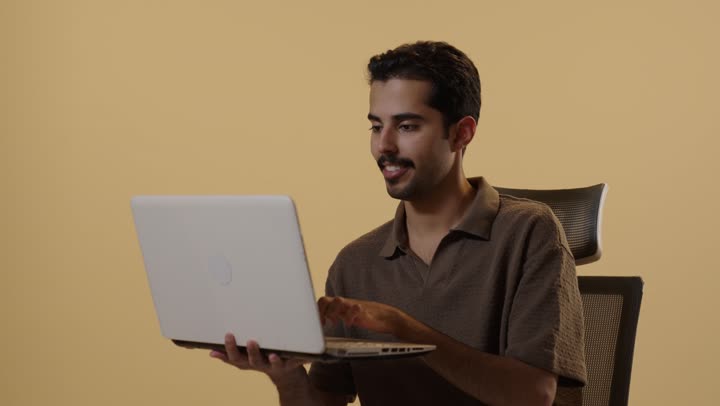 كتابة التقارير الخاصة بالاعمال اليومية بسهولة و احترافية ,رجل عربي خليجي سعودي يرتدي الزي الكاجوال  , تعابير الفرحة و السرور اثناء انجاز المهام المطلوبة