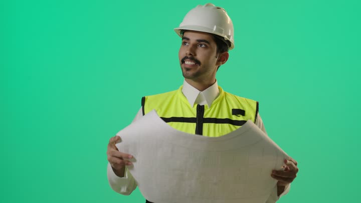 تعابير السرور و الرضا عن طريقة تنفيذ المشروع , مهندس عربي خليجي سعودي يرتدي اليونيفورم الخاص بالمهندسين يشرف على سير العمل في موقع البناء , تحريك الرأس علامة على الموافقة و الاعجاب بالعمل