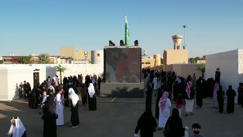اليوم الوطني السعودي 23 سبتمبر، فعالية تراثية وعرض فلكلوري، توافد الزوار إلى الاحتفال الشعبي، تصوير درون لحفل تأسيس الدولة السعودية الأولى في 22 فبراير في مدينة تبوك، يوم بدينا 1727م، ارتداء الزي الشعبي التقليدي