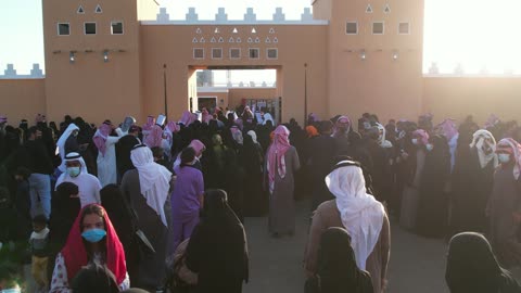 اليوم الوطني السعودي 23 سبتمبر، فعالية تراثية وعرض فلكلوري، توافد الزوار إلى الاحتفال الشعبي، تصوير درون لحفل تأسيس الدولة السعودية الأولى في 22 فبراير في مدينة تبوك، يوم بدينا 1727م، ارتداء الزي الشعبي التقليدي