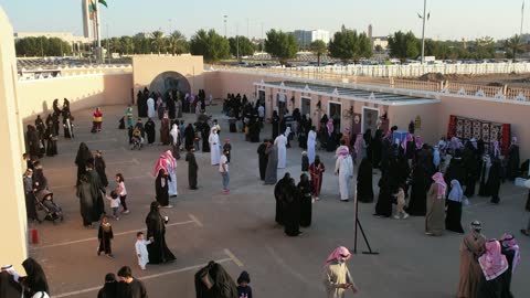 اليوم الوطني السعودي 23 سبتمبر، فعالية تراثية وعرض فلكلوري، توافد الزوار إلى الاحتفال الشعبي، تصوير درون لحفل تأسيس الدولة السعودية الأولى في 22 فبراير في مدينة تبوك، يوم بدينا 1727م، ارتداء الزي الشعبي التقليدي