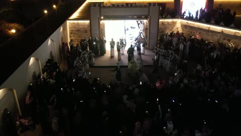 تصوير درون لحفل تأسيس الدولة السعودية الأولى في 22 فبراير في مدينة تبوك، تقديم عرض تراثي فلكلوري للعرضة النجدية، اليوم الوطني السعودي 23 سبتمبر، يوم بدينا 1727م، ارتداء الزي الشعبي التقليدي