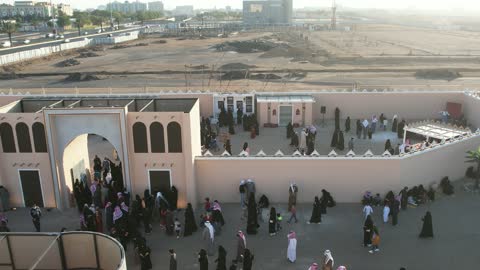 ارتداء الزي الشعبي التقليدي، اليوم الوطني السعودي 23 سبتمبر، فعالية تراثية وعرض فلكلوري، توافد الزوار إلى الاحتفال الشعبي، تصوير درون لحفل تأسيس الدولة السعودية الأولى في 22 فبراير في مدينة تبوك، يوم بدينا 1727م