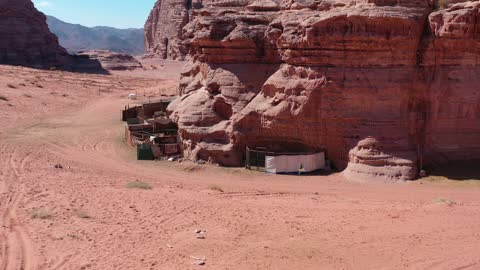 الاهتمام ورعاية المواشي والثدييات في الصحاري، الجمل والابل في المحمية الطبيعية في المملكة العربية السعودية ، مجموعة من حيوان الجمل العربي الأصيل تسير وسط الصحراء في جبال علقان، الرمال الذهبية الناعمة