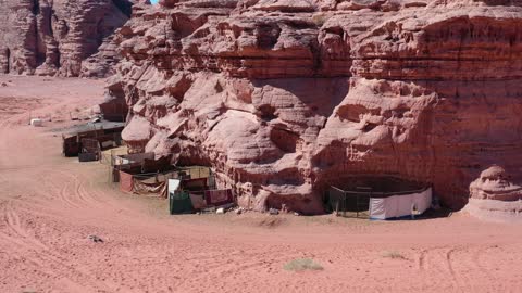 الاهتمام ورعاية المواشي والثدييات في الصحاري، الجمل والابل في المحمية الطبيعية في المملكة العربية السعودية ، مجموعة من حيوان الجمل العربي الأصيل تسير وسط الصحراء في جبال علقان، الرمال الذهبية الناعمة