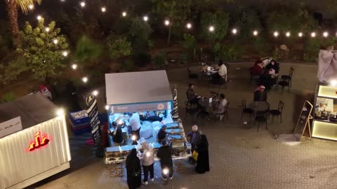 وجهة تسوق وترفيه عائلية ، تصوير درون للبارك مول في وقت الليل على طريق الملك فيصل في حي مروج الأمير في مدينة تبوك، الفن الهندسي المعماري على الطراز الحديث، مكان لقضاء وقت ممتع مع العائلة في المملكة العربية السعودية