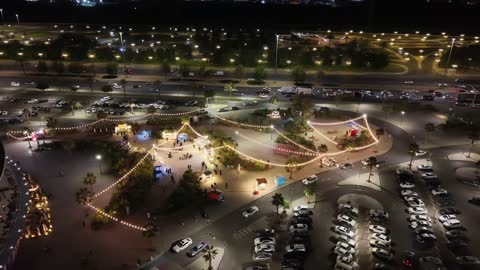 الفن الهندسي المعماري على الطراز الحديث، وجهة تسوق وترفيه عائلية ، تصوير درون للبارك مول في وقت الليل على طريق الملك فيصل في حي مروج الأمير في مدينة تبوك، مكان لقضاء وقت ممتع مع العائلة في المملكة العربية السعودية