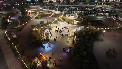 الفن الهندسي المعماري على الطراز الحديث، وجهة تسوق وترفيه عائلية ، تصوير درون للبارك مول في وقت الليل على طريق الملك فيصل في حي مروج الأمير في مدينة تبوك، مكان لقضاء وقت ممتع مع العائلة في المملكة العربية السعودية