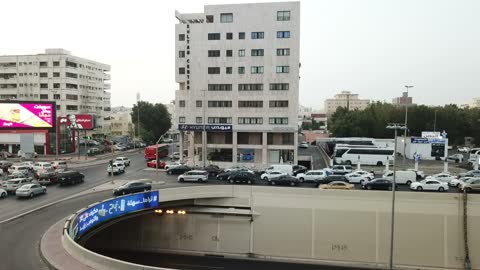 النمو والتطور العمراني للمنشآت، تصوير درون لحركة مرور السيارات في طرقات مدينة جدة في المملكة العربية السعودية، مفهوم التنزه في شوارع جدة