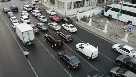 النمو والتطور العمراني للمنشآت، تصوير درون لحركة مرور السيارات في طرقات مدينة جدة في المملكة العربية السعودية، مفهوم التنزه في شوارع جدة
