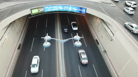 النمو والتطور العمراني للمنشآت، تصوير درون لحركة مرور السيارات في طرقات مدينة جدة في المملكة العربية السعودية، مفهوم التنزه في شوارع جدة