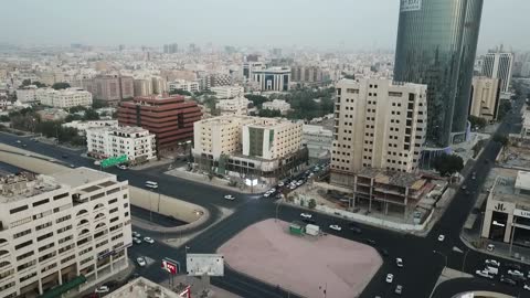 النمو والتطور العمراني للمنشآت، تصوير درون لحركة مرور السيارات في طرقات مدينة جدة في المملكة العربية السعودية، مفهوم التنزه في شوارع جدة